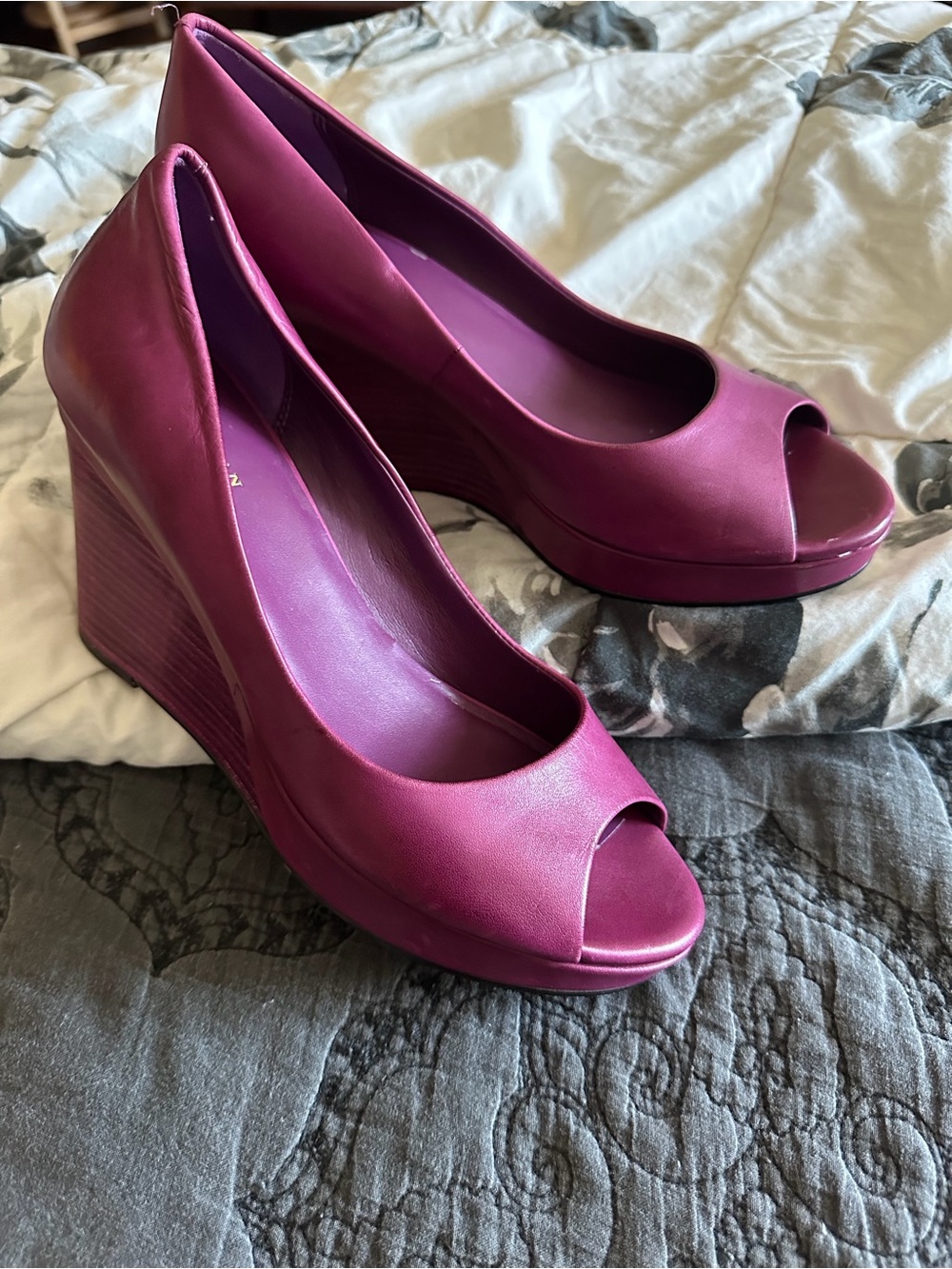Cole Haan Womens Open-Toe Wedge Pumps in Magenta